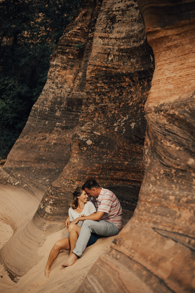 sweet couples session in the desert